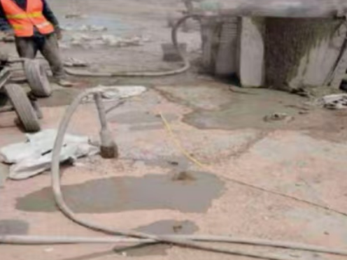 平昌水泥混凝土路面板底注浆技术 路面脱空注浆整治方案