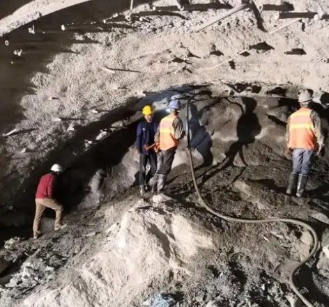 平昌拱顶带模注浆料的施工流程及注意事项